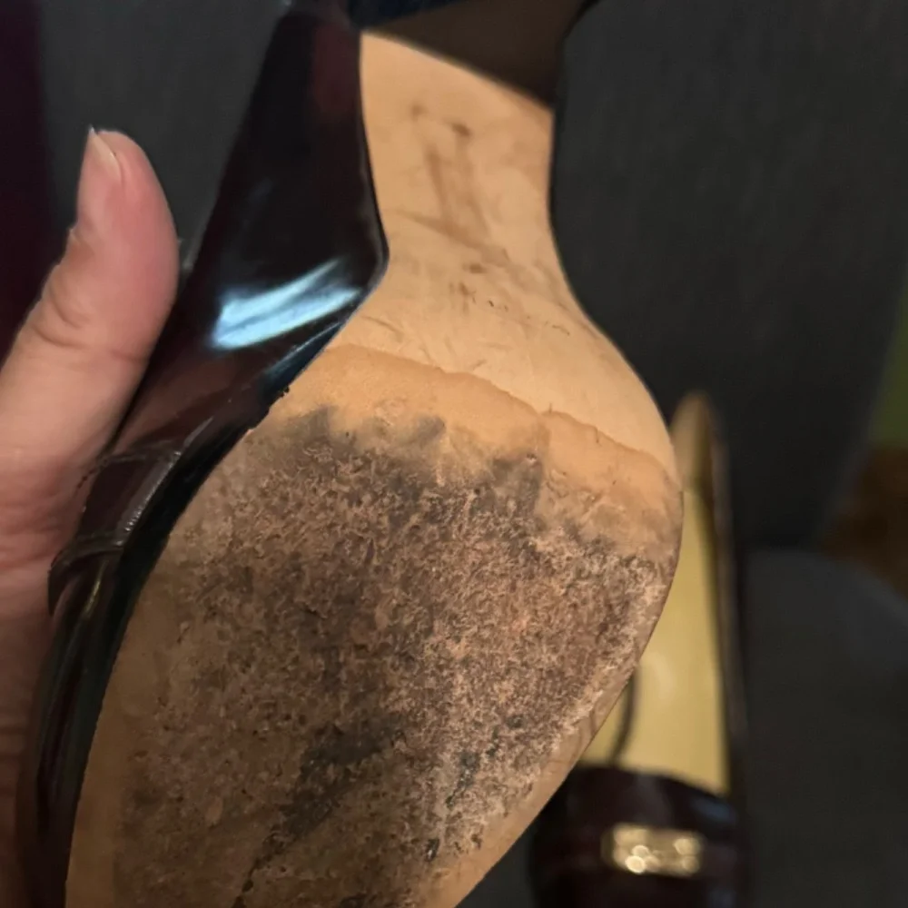 Vintage Coach Shoes in beautiful condition.. Maroon leather with black heels. - Picture 5 of 6